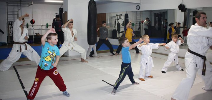 Заняття карате у клубі єдиноборств «Ірбіс» у Києві. Записуйтесь по акції.