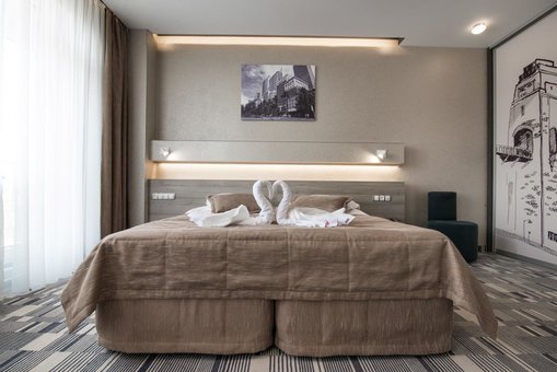 Большая кровать в номере Сидней в отеле 12th Floor Apartments в Одессе
