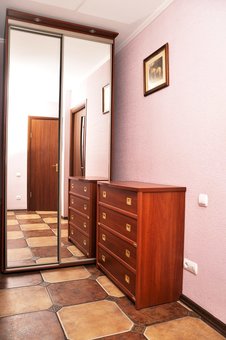 Entrance hall in one-room apartment &quot;wellcome24&quot; in kiev. rent an apartment for a promotion.