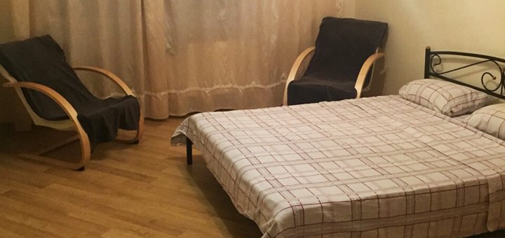 Двоспальне ліжко в спальні апартаментів «wellcome 24» в києві. орендуйте житло акцією.