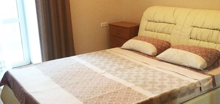 Bedroom with a double bed in a two-room suite &quot;wellcome24&quot; in kiev on the left bank. shoot for the action.