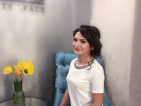 Укладка волос и вечерний макияж в салоне красоты «TIBeautySpace» в Киеве. Делайте по скидке.