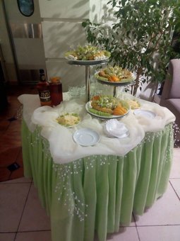 Фуршетний стіл на весіллі у «Garden Cafe» в Одесі. Замовити весільний бенкет зі знижкою.