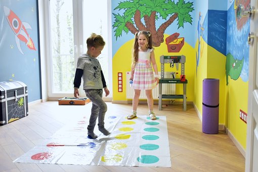 Активні ігри в дитячому садку «happy book». записатися в дитячий сад по акції.