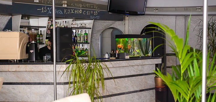 барная стойка ресторана под куполом:напитки по акции