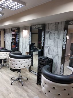 Hairdresser at Tina Hivrich's beauty salon in Kiev. Do it at a discount.