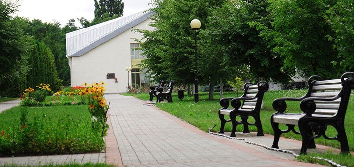 Сад в Лечебно-реабилитационном центре им. В.Т.Гуца под Киевом. Купить путевку в санаторий со скидкой. Санатории под Киевом недорого.