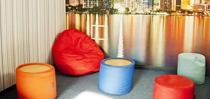 Комната отдыха в хостеле «ZigZag». Забронировать хостел со скидкой. Недорогие хостелы в Киеве.