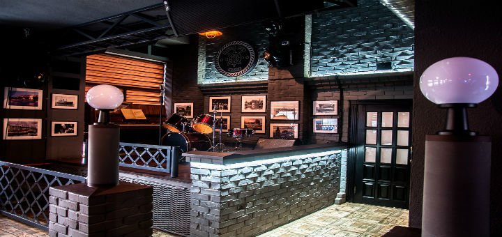 Сцена в кафе-баре «River Pub» в Виннице. Заказывайте блюда и напитки со скидкой.