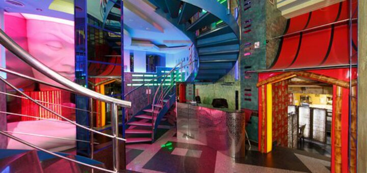 Жалаңаш Зара Мгоян Аузындағы шәует және бет фотосы