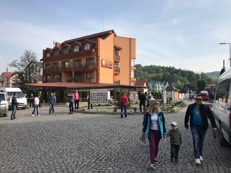 Готель «Неополіс» в Поляні на Закарпатті. Замовляйте сімейний номер зі знижкою.