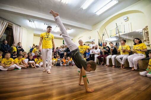 Discounts and promotions for a lesson at a capoeiro school. sign up for the promotion3