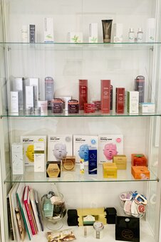 Профессиональные маски для лица в студии косметологии «LaEsthetics» в Киеве. Записаться на процедуры со скидкой.