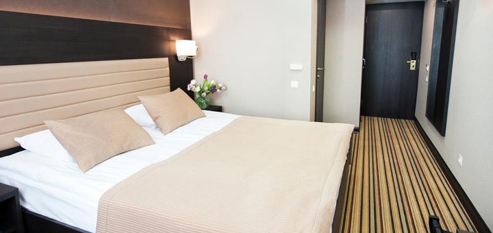 Номер в отеле «Русь». Гостиница «Premier Hotel Rus» в Киеве. Забронировать номер в отеле «Русь». Отели в центре Киева.