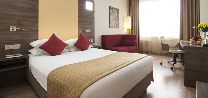 Номер в отеле «Ramada Encore» в Киеве. Забронировать номер со скидкой. 