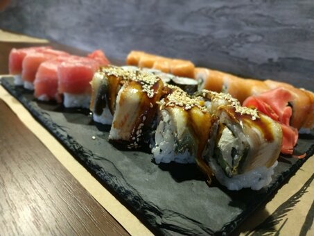 Sets in the sushi bar &quot;nakama&quot;. order sushi at a discount.