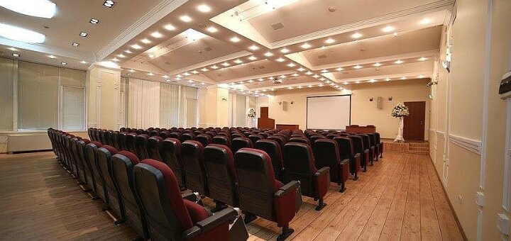 Большой зал со сценой для проведения мероприятий