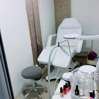 Foot massage in the beauty salon dinail kherson. sign up for a foot massage with a discount