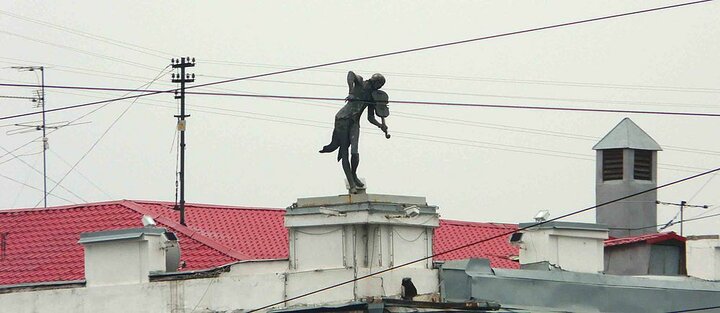 Violinist on the roof in kharkov. discount tourism