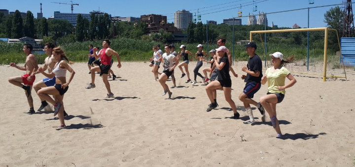 Тренировка на пляже в спортивном клубе "Upgrade Club" в Днепре. Заказать по акции