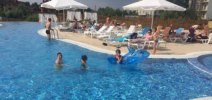 «Biruza Beach Club» - Пляжний комплекс в Києві. Плавай в басейні по знижці.