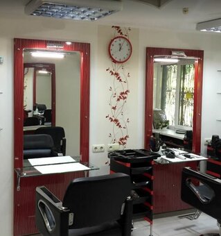 Men&#39;s haircut in the beauty salon victoria slavyansk. sign up for a men&#39;s haircut