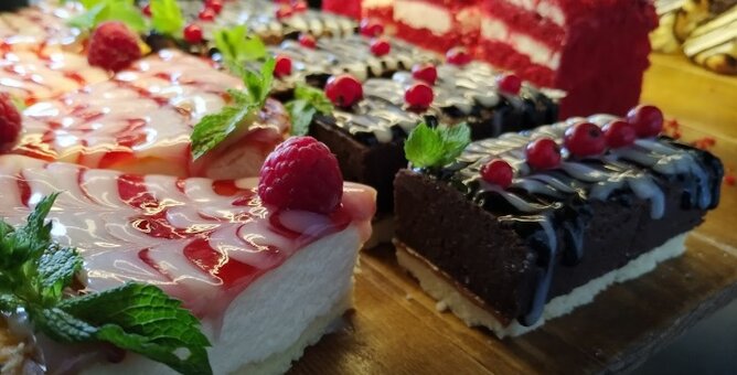 Fransua coffee house in nikolaev. buy desserts for a promotion.