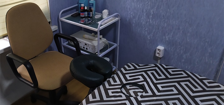 Massage services in the massage room of Igor Yatskov in Kharkov. Stock.