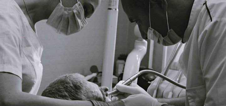 Specialists at work at Uniqum Clinic. Sign up for the promotion