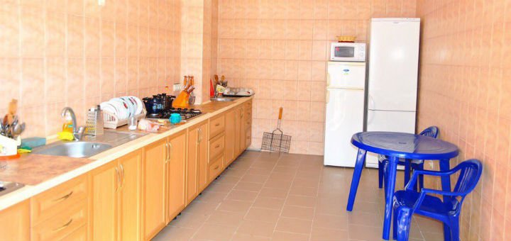 Общая кухня в гостинице «Айсберг» в Железном Порту. Бронируйте номера на Черном море по скидке.