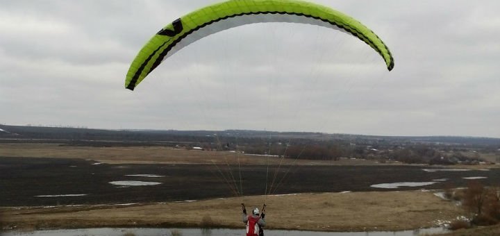 Полеты на параплане в летной школе «Харьков Sky». Записывайтесь к инструктору на полет по скидке.