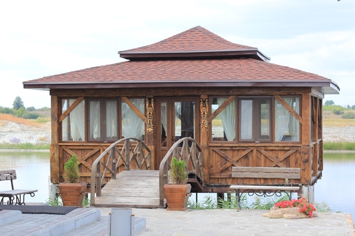 Horse yard Leleki