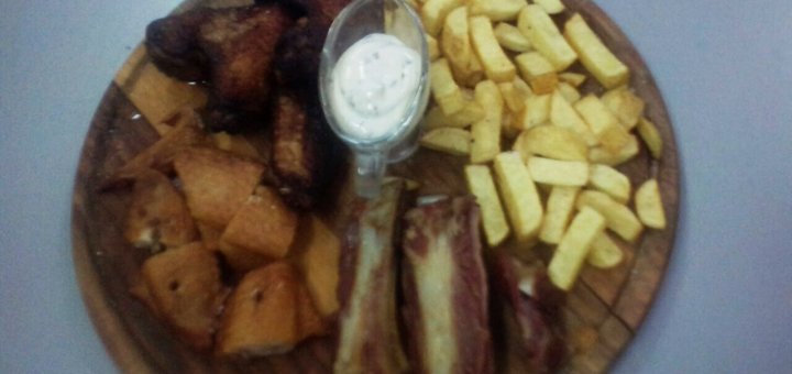 Beer snacks at the Green Raccoon pub in Poltava. Order a menu and drinks for the promotion.