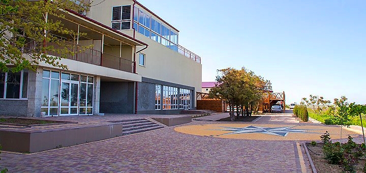 The central entrance of the SPA-hotel "Panorama" in Kirillovka. Book rooms for the promotion.
