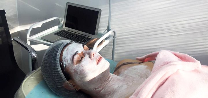 Догляд за обличчям та декольте у косметологічному кабінеті Людмили Горшкової у Вінниці. Записуйтесь на процедури зі знижкою.