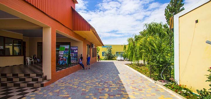 The main entrance to the territory of the boarding house "Mountain Eagle" in Zatoka. Book rooms on special offer.