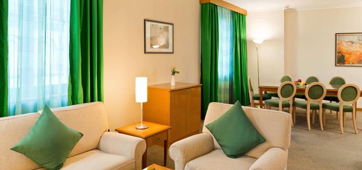 Конференц-зал в отеле «Radisson Blu Hotel» в Киеве. Забронировать номер со скидкой. Отели в центре Киева.