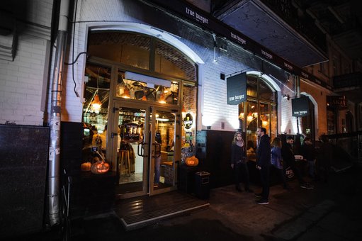 Інтер'єр бару «True Burger Bar». Замовити столик зі знижкою