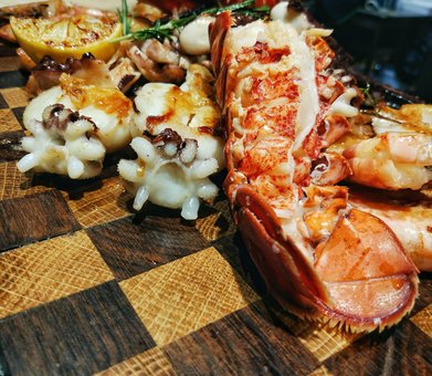 Fish shop-restaurant &quot;flagman&quot;. discounts on dishes