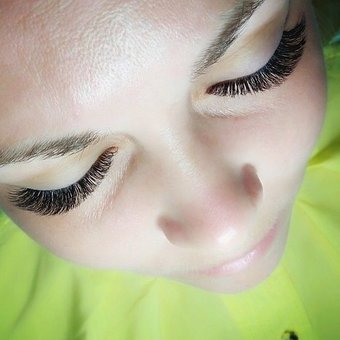 Нарощування вій Київ у студії «Майстерня краси». Записуйтесь зі знижкою.