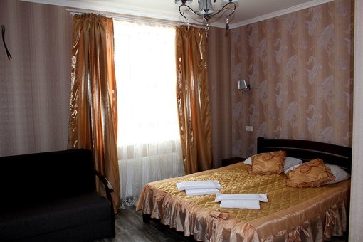 Тримісний напівлюкс з двоспальним ліжком і диваном у готелі «Вілла Тераса» у Поляні. Бронюйте номери по акції.