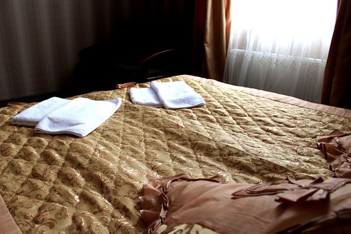 Трехместный номер с большой кроватью и диваном в отеле «Вилла Терраса» в Поляне. Бронируйте со скидкой.