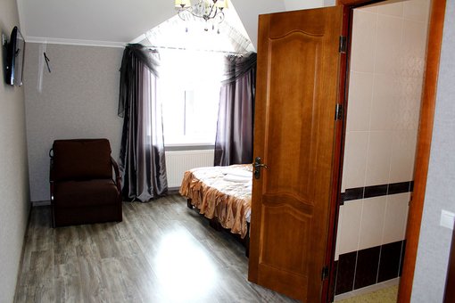 2-місний номер з великим ліжком у готелі «Вілла Терраса» у Поляні. Бронюйте по знижці.