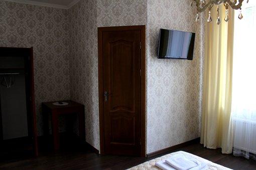 Тримісний номер з великим ліжком та диваном у готелі «Вілла Терраса» в Поляні. Резервуйте по акції.