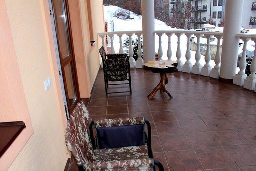Балкон у номері готелю «Вілла Тераса» у Поляні. Бронюйте номер по акції.