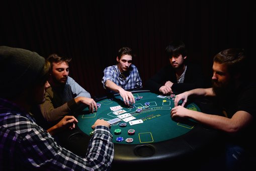 Playing poker at the Cyber Club «Gameplay cyberlounge» in Kiev. Book a time for the promotion.