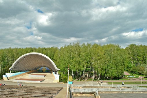 Концерти у ландшафтному парку «Співоче поле» у Києві. Купуйте квитки по акції.