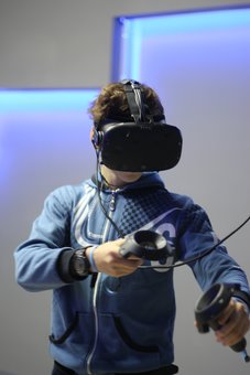 Rent of a virtual reality helmet in the MirVR club in Odessa. Pay for the promotion.