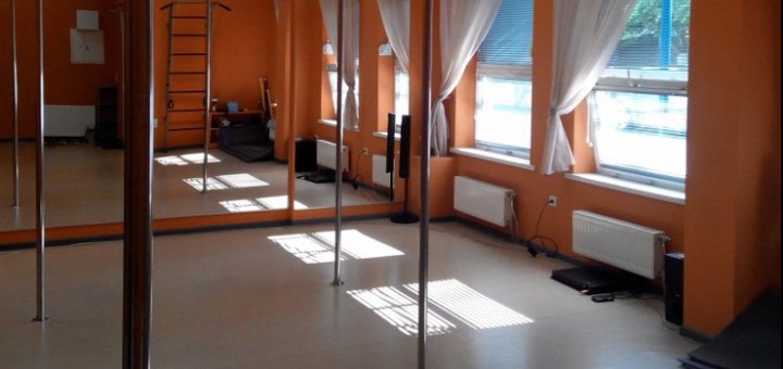 Зал для занятий танцами на пилоне в «Orange dance studio»