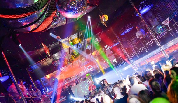 Танцпол у нічному клубі «Disco radio hall» у Києві. Вхід за акцією